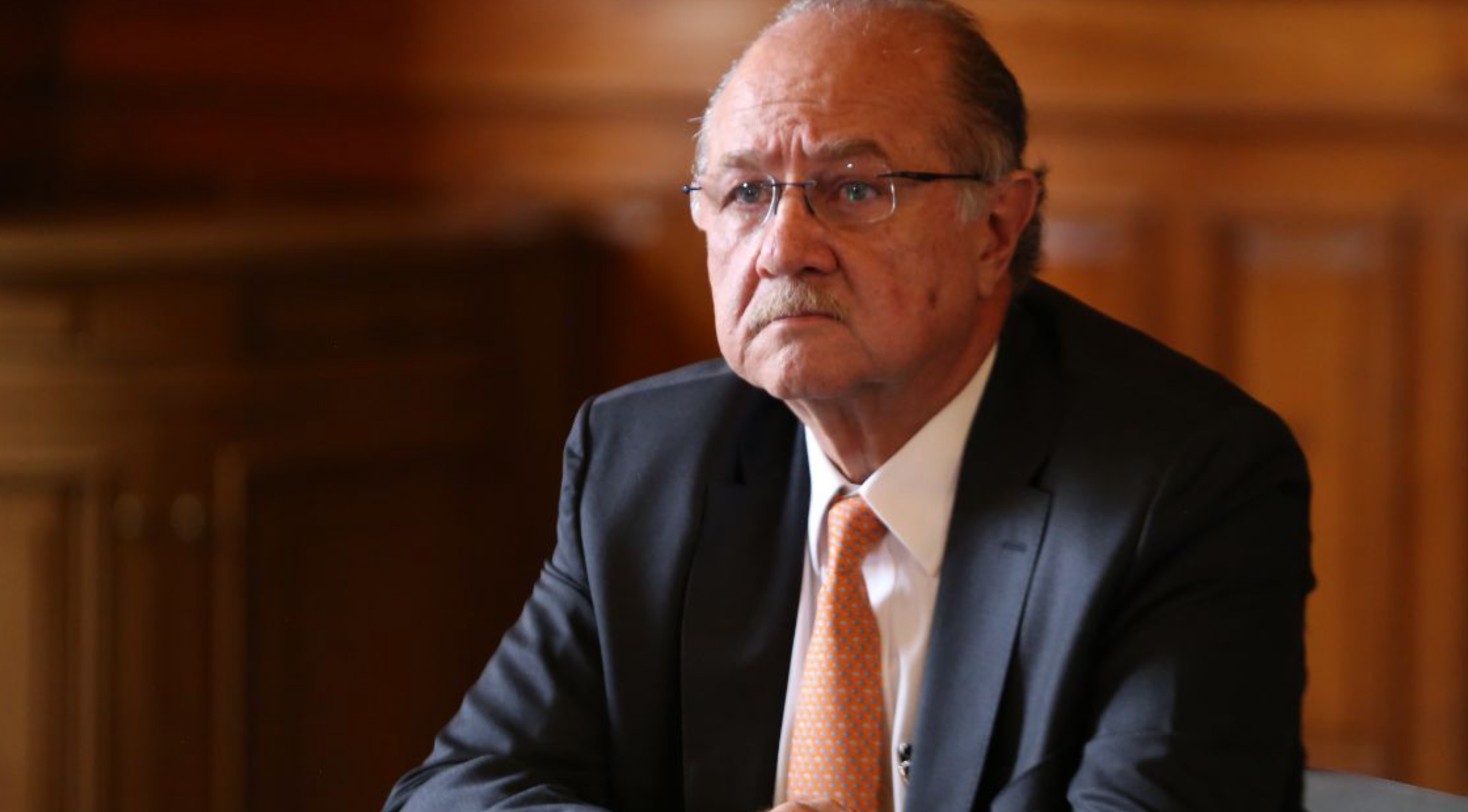 Suspende a juez que otorgó amparo a gobernador interino de Samuel García en NL